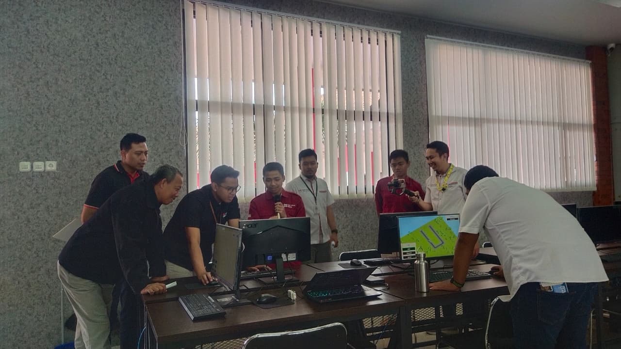 Wildan Silki Achievement - Presentation to Telkom Foundation